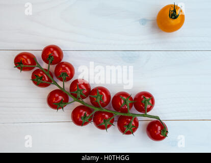 Perfekte kleine Kirschtomaten auf Holz- Hintergrund Stockfoto