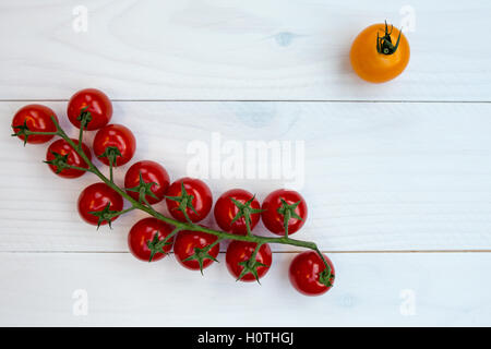 Perfekte kleine Kirschtomaten auf Holz- Hintergrund Stockfoto