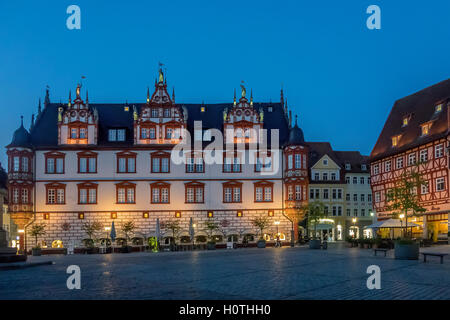 Deutschland, Bayern, Coburg, Markt & Stadthaus in der Abenddämmerung Stockfoto