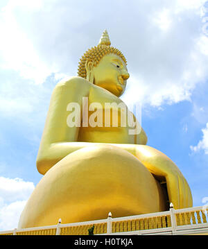 Große goldene und Kunst des Buddha am Wat Muang, Angthong Provinz, Thailand Stockfoto