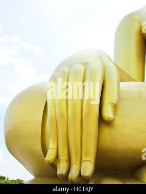 Die große Hand Buddha im Tempel Wat Muang, Angthong, Thailand Stockfoto