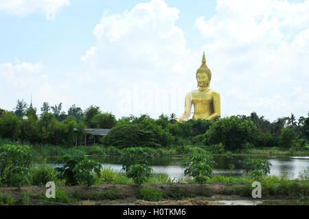 Große goldene und Kunst des Buddha am Wat Muang, Angthong Provinz, Thailand Stockfoto