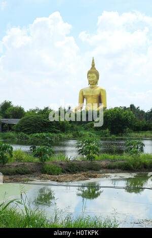 Große goldene und Kunst des Buddha am Wat Muang, Angthong Provinz, Thailand Stockfoto
