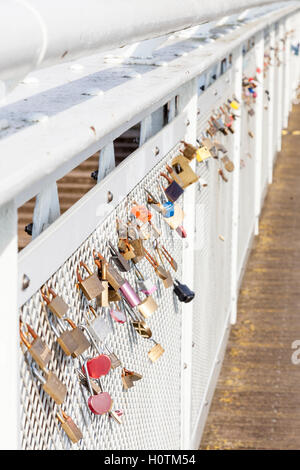 Liebesschlösser auf einer Brücke, Nottingham, England, UK Stockfoto