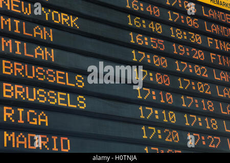 Flüge, Anreise und Abreise auf Informationstafel Stockfoto