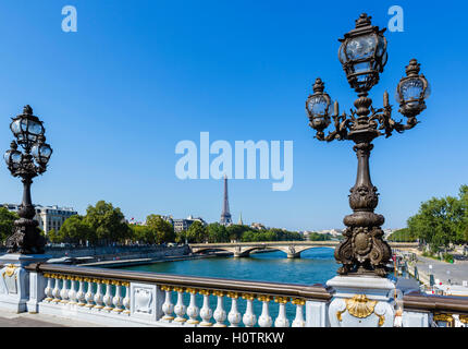 Der Fluss Seine und Eiffelturm (Tour Eiffel) von Alexander III Brücke (Pont Alexandre III), Paris, Frankreich Stockfoto