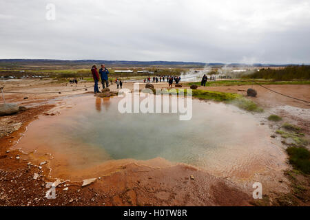 tiefen Geyser Warmwasser geothermische Gebiet Haukadalur Geysir Island Stockfoto