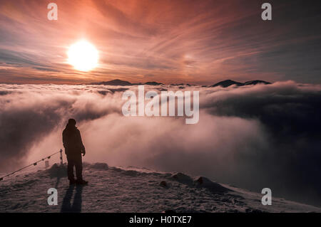 Schöne Berglandschaft. Mann steht auf einem Berg. Tatry Stockfoto