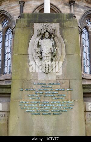 Eine Figur des Heiligen Mungo und die Arme von der University of Glasgow Stockfoto