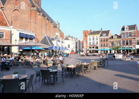 Terrassen im Sommer auf dem Hof Platz in der Innenstadt von Amersfoort, Provinz Utrecht, Niederlande Stockfoto