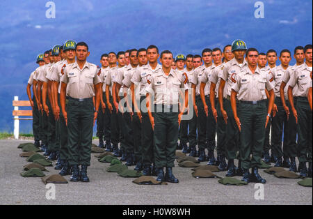 CORDERO, TACHIRA Staat, VENEZUELA - Kadetten in Formation vor Mittag National Guard Academy im Mai 1988. Stockfoto