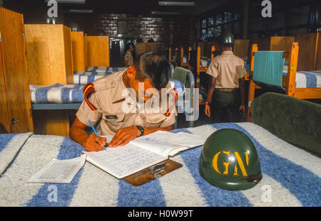 CORDERO, TACHIRA Staat, VENEZUELA - Kadett in Notebook schreiben Koje-Bett im Schlafsaal im National Guard Academy im Mai 1988. Stockfoto