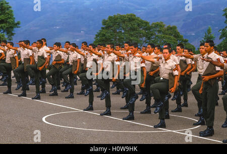 CORDERO, TACHIRA Staat, VENEZUELA - Kadetten in Formation vor Mittag National Guard Academy im Mai 1988. Stockfoto