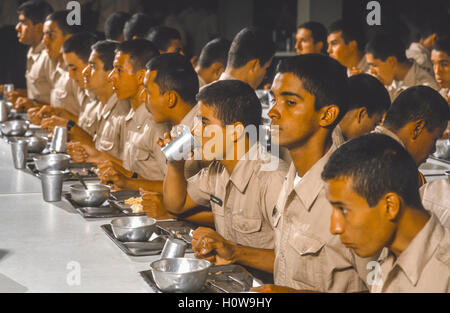 CORDERO, TACHIRA Staat, VENEZUELA - Kadetten beim Mittagessen in Kantine an National Guard Academy im Mai 1988. Stockfoto