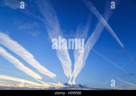 Flugzeug-Chemtrails im Himmel über Nottinghamshire, England. Stockfoto