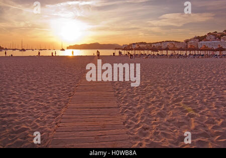 Beleuchtete Silhouette Figuren am Strand an einem sonnigen Sommerabend bei Sonnenuntergang am 3. September 2016 in Santa Ponsa, Mallorca, Balea Stockfoto