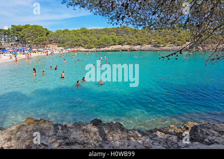 Cala Mondrago und klaren, türkisfarbenen Wasser an einem sonnigen Tag am 4. September 2016 in Cala Mondrago, Mallorca, Spanien. Stockfoto
