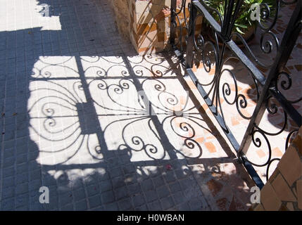 Schönen Schattenspiel aus Schmiedeeisen Zaun an einem sonnigen Tag am 6. September 2016 in Cala Fornells, Mallorca, Spanien. Stockfoto