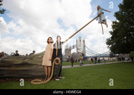 NUR zur redaktionellen Nutzung Akteure Ella Purnell und Asa Butterfield, Stars aus der neuen Tim Burton film Miss Peregrine Home für besondere Kinder, Uhr, als Luftakrobatin Sally Miller über Potters Fields Park in London führt. Stockfoto