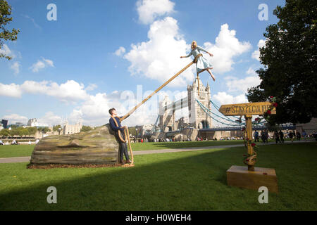 Die Aerialistin Sally Miller tritt im Potters Fields Park in London auf, um den neuen Tim Burton-Film Miss Peregrines Heim für eigenartige Kinder zu starten. Stockfoto