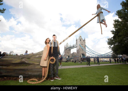 NUR zur redaktionellen Nutzung Akteure Ella Purnell und Asa Butterfield, Stars aus der neuen Tim Burton film Miss Peregrine Home für besondere Kinder, Uhr, als Luftakrobatin Sally Miller über Potters Fields Park in London führt. Stockfoto