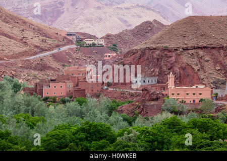 Dades Schlucht, Marokko.  Häuser, Moschee, Autobahn. Stockfoto