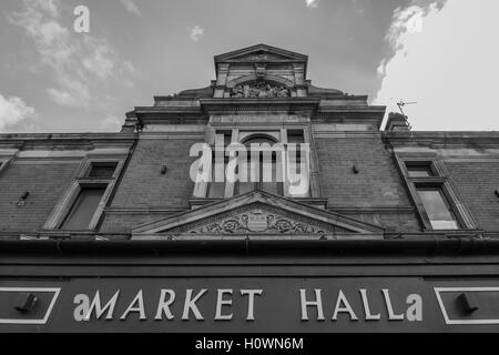 Atmosphärische Schuss des Eingangs zum historischen viktorianischen Markthalle Burton-on-Trent Stockfoto