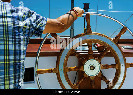 Captain am Segelboot Rad Stockfoto