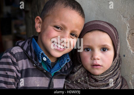 Dades Schlucht, Marokko.  Young-Berber-Bruder und Schwester durch ihre Tür stehen. Stockfoto