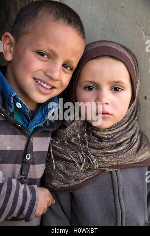 Dades Schlucht, Marokko.  Young-Berber-Bruder und Schwester durch ihre Tür stehen. Stockfoto