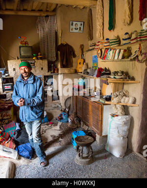 Dades Schlucht, Marokko.  Berber Man Standing in seinem Wohnzimmer. Stockfoto