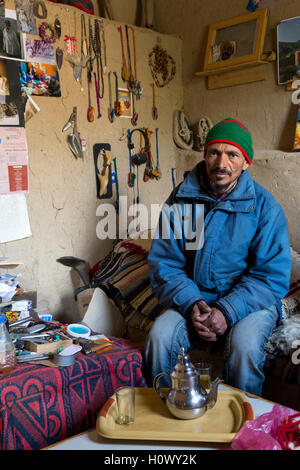 Dades Schlucht, Marokko.  Berber Mann mittleren Alters in seinem Wohnzimmer. Stockfoto