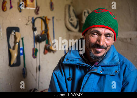 Dades Schlucht, Marokko.  Berber Mann mittleren Alters in seinem Wohnzimmer. Stockfoto