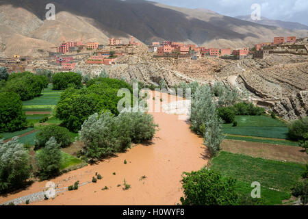 Dades Schlucht, Marokko.  Schlammiges Wasser in der Schlucht von Starkregen im vorgelagerten Bereich. Stockfoto