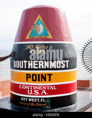 Farbenfrohe Boje-Markierung am südlichsten Punkt in Key West, Florida, ein absolutes muss für Fotos an der Südspitze der kontinentalen USA. Stockfoto