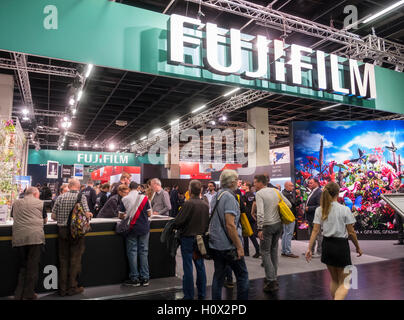 Beschäftigt Fujifilm stehen auf Photokina Messe in Köln, 2016 Stockfoto