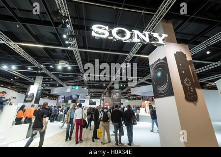 Beschäftigt Sony stehen auf Photokina Messe in Köln, 2016 Stockfoto