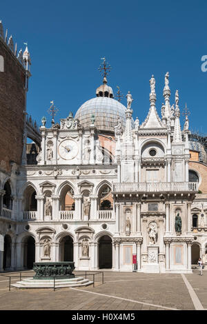 Eingang zum Innenhof des Dogenpalastes mit Kuppeln von San Marco hinter. Die Doge war der gewählte Herrscher von Venedig. Italien Stockfoto