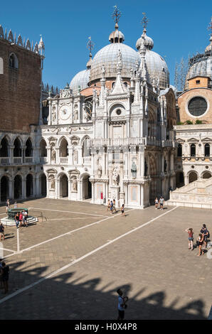 Eingang zum Innenhof des Dogenpalastes mit Kuppeln von San Marco hinter. Die Doge war der gewählte Herrscher von Venedig. Italien Stockfoto