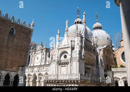 Eingang zum Innenhof des Dogenpalastes mit Kuppeln von San Marco hinter. Die Doge war der gewählte Herrscher von Venedig. Italien Stockfoto