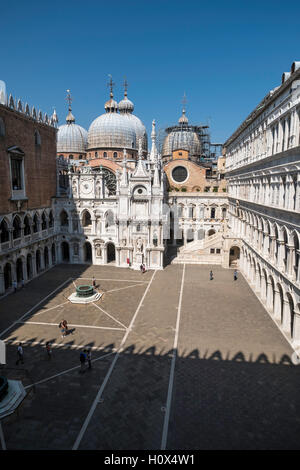 Eingang zum Innenhof des Dogenpalastes mit Kuppeln von San Marco hinter. Die Doge war der gewählte Herrscher von Venedig. Italien Stockfoto