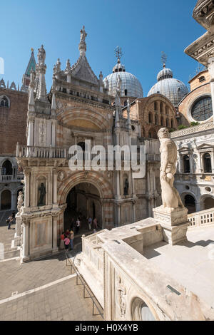 Eingang zum Innenhof des Dogenpalastes mit Kuppeln von San Marco hinter. Die Doge war der gewählte Herrscher von Venedig. Italien Stockfoto