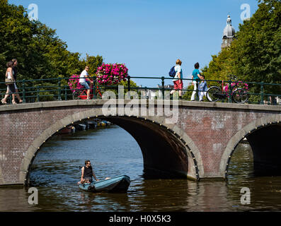 Ein Sommertag auf einem Kanal in Amsterdam Stockfoto