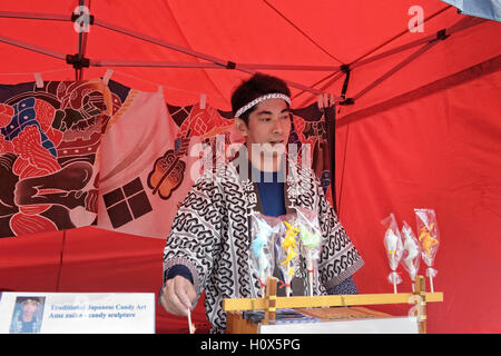 Vorbereitung der traditionellen japanischen Zucker Skulpturen Ame Zaiku von Meister Takahiro Mizuki während Folklorissimo 2016 Folklore Stockfoto