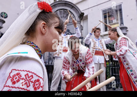 Konzert der rumänischen Folklore Gruppe in der Nähe von Manneken Pis in Tag Folklorissimo 2016 Folklore Festival und am Wochenende ohne Auto in Stockfoto