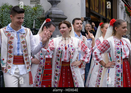 Konzert der rumänischen Folklore Gruppe in der Nähe von Manneken Pis in Tag Folklorissimo 2016 Folklore Festival und am Wochenende ohne Auto in Stockfoto