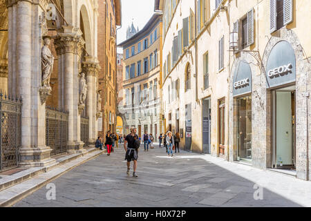 Menschen zu Fuß auf einer Straße in der Stadt Siena in Italien Stockfoto