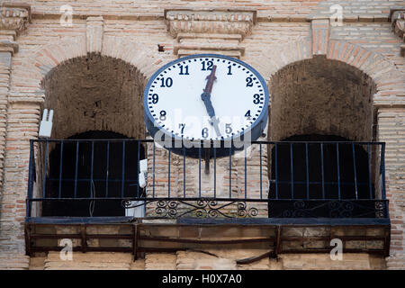 Große alte auf dem Gebäude zeigt 12:30 Uhr Stockfoto