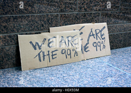 Zeichen hinterlassen im Zuccotti Park in Lower Manhattan nach dem Jahrestag des Beginns der Occupy Wall Street-Bewegung. Stockfoto