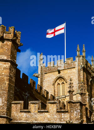 Die Flagge von St. George, auch bekannt als die englische Flagge, fliegen aus den zentralen Turm St. Bartholomäus-Kirche, Crewkerne, Somerset, England, UK. Stockfoto